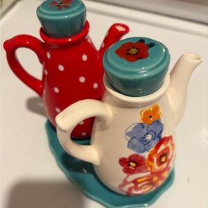 Pioneer Woman Ceramic Oil and Vinegar Set